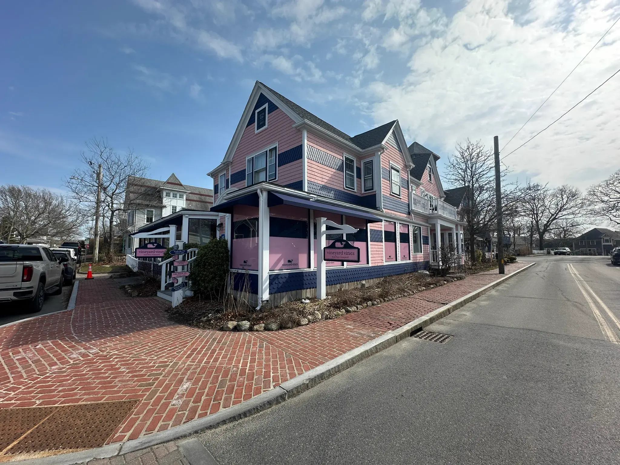 vineyard vines installation by Theory Media